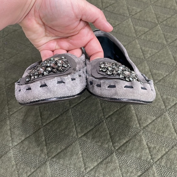 Vera Wang gray suede flats/ moccasins size 9 - Picture 4 of 10